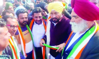 ਸਾਬਕਾ ਮੁੱਖ ਮੰਤਰੀ ਪ੍ਰਕਾਸ਼ ਸਿੰਘ ਬਾਦਲ ਦੇ ਪਿ੍ੰਸੀਪਲ ਸਕੱਤਰ ਦਰਬਾਰਾ ਸਿੰਘ  ਗੁਰੂ ਕਾਂਗਰਸ 'ਚ ਸ਼ਾਮਲ